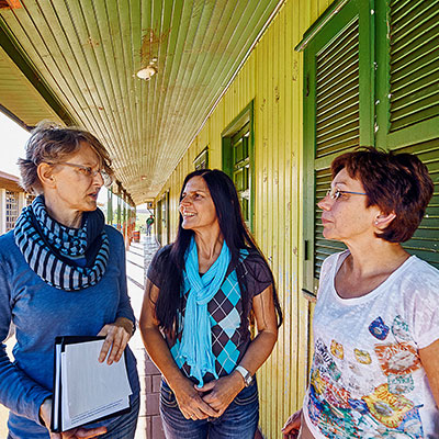 Besuch aus Bayern: Birgit Schwalbe, Brigitte Lang und Gerda Stollner aus dem Dekanat Sulzbach-Rosenberg (von links) in einem Dorf des Kaingang-Volkes nahe der Grenze zu Argentinien